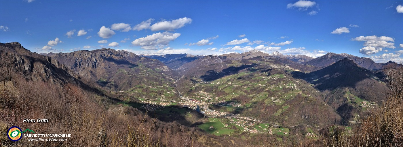39 Splendida vista panoramica dal Monte Molinasco su San Giovanni Bianco, le sue montagne e oltre.jpg